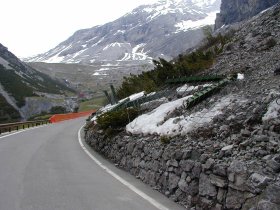 I segni dei disastri lungo la strada dello Stelvio