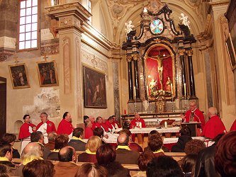 celebrazione davanti al Crocifisso